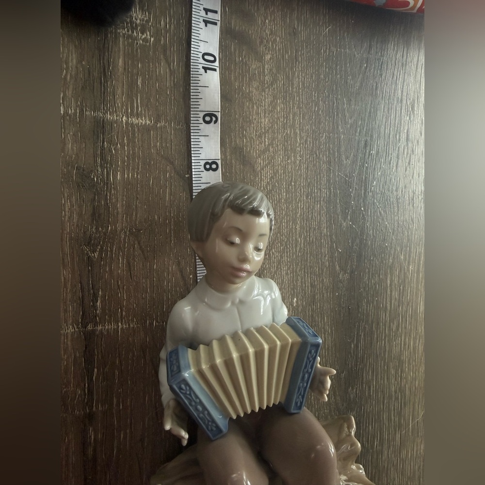 Vintage Lladro, Little Boy Playing the Accordion, Excellent condition No Box - Picture 10 of 10